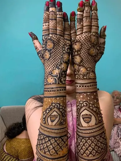 This design features a beautiful fish pattern, symbolizing prosperity and happiness, along with kalash motifs on the forearms.