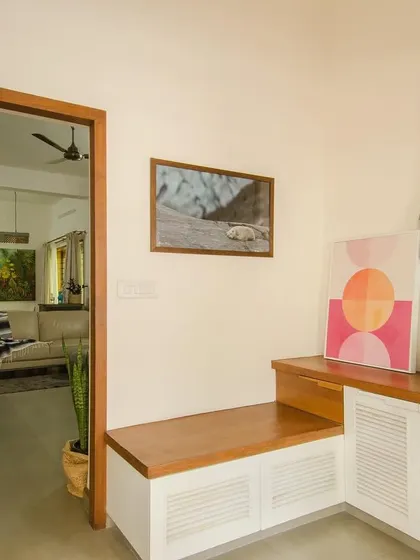 The foyer was redesigned to be a welcoming threshold. The bench and storage unit were crafted from the house's old teak doors, an example of our commitment to upcycling and preserving the history of a space.