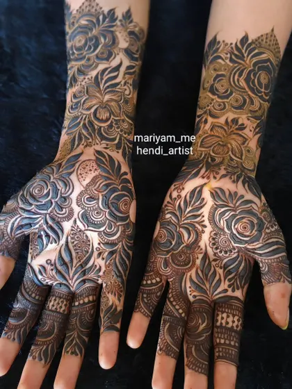 A Khaliji mehendi design with a mix of floral and geometric elements. This is a very popular and trendy style.