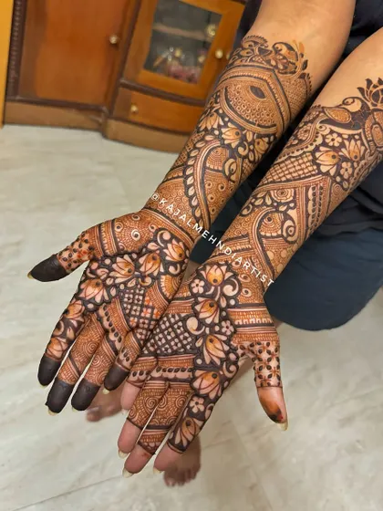 For the bride who loves classic patterns, this non-figurative engagement henna is perfect. It features a mix of lotus motifs, checkerboard patterns, and detailed line work for a full and balanced design.