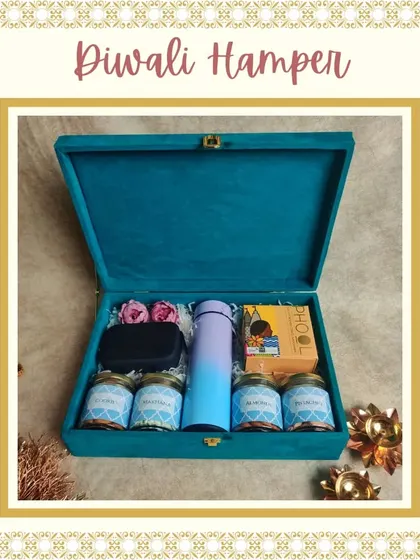 This luxurious velvet-finish box makes a statement. The Diwali hamper includes a dual-tone flask, an eyewear case, and four jars of premium dry fruits.