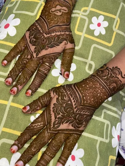 A graceful V-shaped design on the back of the hands, filled with delicate floral and leaf patterns.