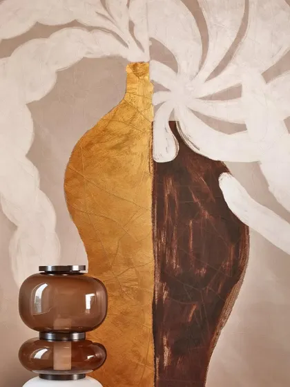A close-up of our Kintsugi-inspired wallpaper. The design embraces the beauty of imperfection, with a fractured vase motif rendered in gold leaf and rich brown against a neutral background, turning the broken into the sublime.