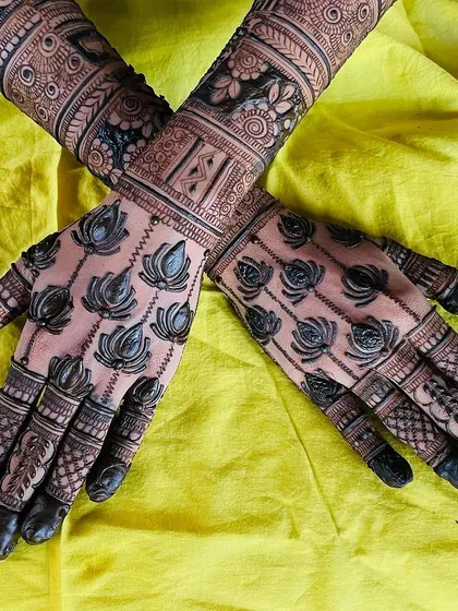 A custom back-hand design filled with a garden of lotus motifs. The open spacing makes the lotuses the star of the show, perfect for a bride who loves floral patterns.