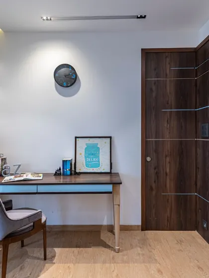 Another view of the study area in the Filigree House. The combination of wood and light blue accents creates a calm and focused environment, perfect for productivity.