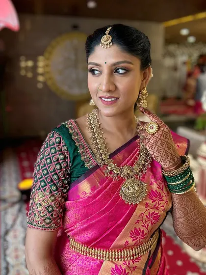Here you can see the details of the smoked wing liner and how it enhances the eye shape. The jewellery, also from my rental studio, completes this classic South Indian bridal aesthetic.