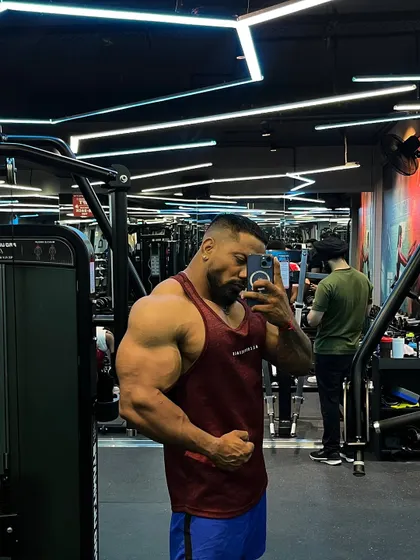 A side bicep pose. Even if the chances are 1%, we keep fighting.