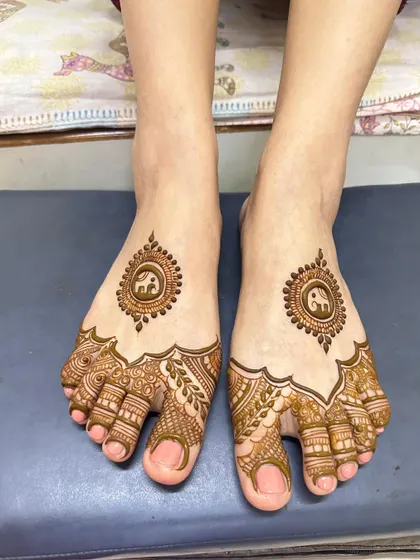 A minimal design for the feet, with a central elephant mandala and simple patterns on the toes.