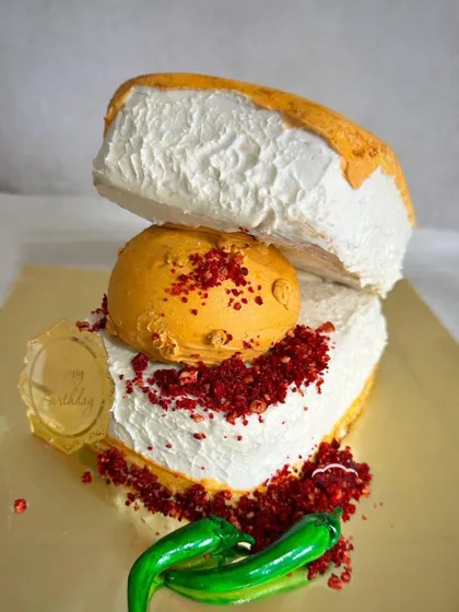 A close-up of the Vada Pav cake. It even travelled safely all the way to Pune!