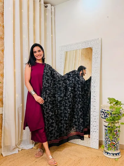 A solid maroon suit gets a new life with this black and white printed dupatta. It's a chic and effortless way to create a new look.