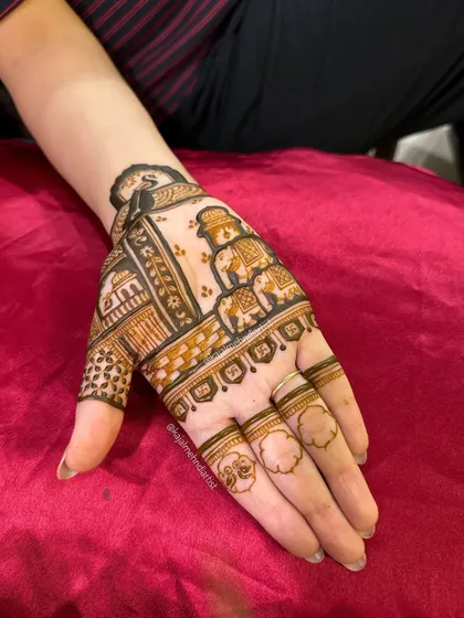 The completed design on one hand, with beautiful details on the fingers to match.