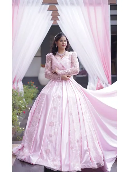 The flowing fabric and delicate details of the pink gown are captured beautifully in this shot. It’s an ideal outfit for creating magical and romantic wedding photos.