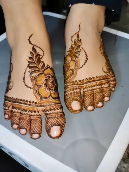 A delicate and pretty foot design to complement a full-hand mehndi look for a family wedding.