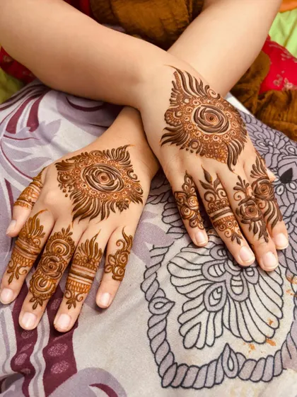 A simple yet striking non bridal design with a central eye like motif. The pattern is bold and modern, perfect for making a statement.