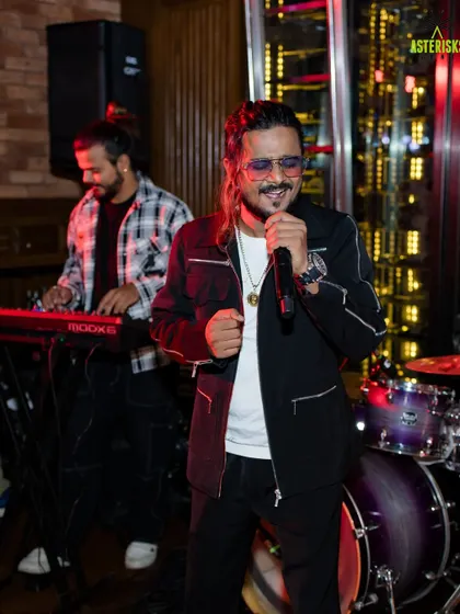Live entertainment setting the mood at a 50th birthday party. We arrange for talented musicians and bands to ensure the atmosphere is lively and engaging all night long.