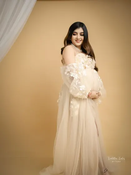 Feeling camera-shy? Don't worry! This image is the start of a series of elegant, easy poses where you don't even have to look at the camera. Just adore your bump, and I'll capture the pure emotion.