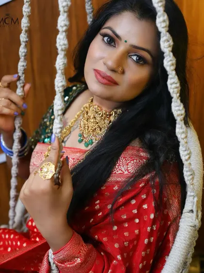 A moment of poise and beauty. This client chose a classic red saree and antique-finish jewellery for her photoshoot.