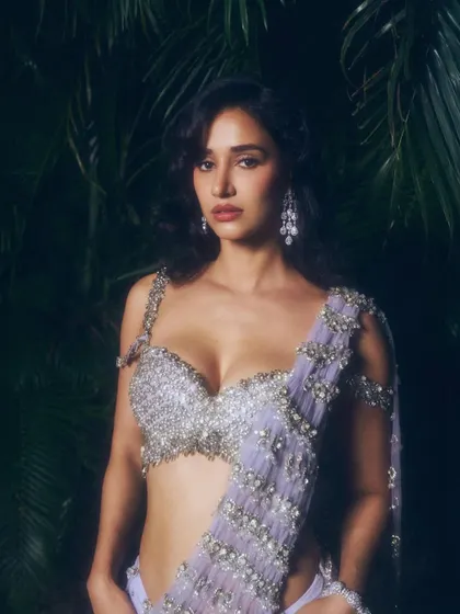 A full view of the stunning lavender saree look. The soft waves and glowing makeup create a cohesive and glamorous style perfect for a sangeet or reception.
