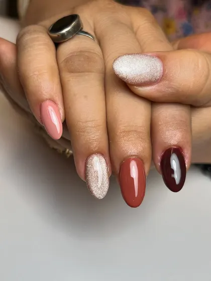 An elegant and warm look featuring different shades of brown. The set includes a mix of solid cremes, shimmers, and a cat-eye effect for a sophisticated, multi-tonal manicure.