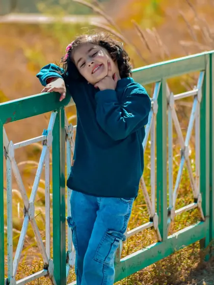 A perfect example of a natural light children's portrait. This was a completely candid moment, capturing a genuine smile during a relaxed outdoor family photoshoot. These are the memories that last a lifetime.