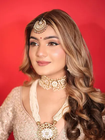 A beautiful portrait of the final look. The soft waves in her hair and the glowing makeup create a romantic and modern bridal style.