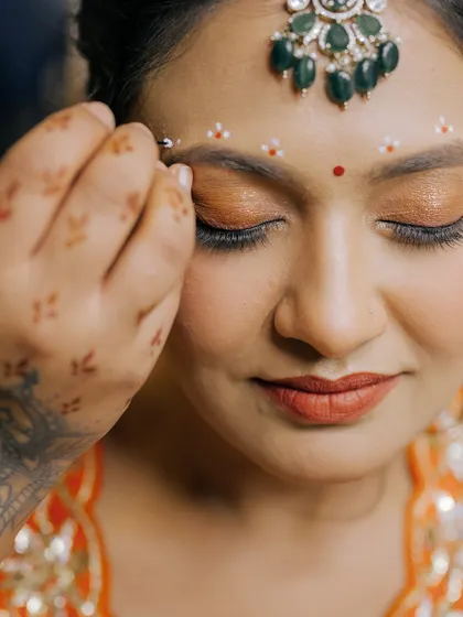 A little glimpse behind the scenes. The final touch of applying the traditional bindi is always a special moment, bringing the entire bridal look together.