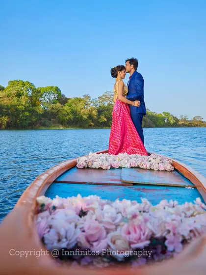 A beautiful shot from inside the boat, using the floral decorations to frame the couple against the calm lake, offering a unique perspective for your pre-wedding album.