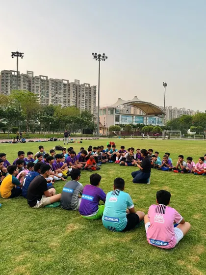 Another angle of our on-field physiotherapy workshop, showing the scale of our commitment to player safety. The session takes place on the training ground, integrating health education directly into the football environment.