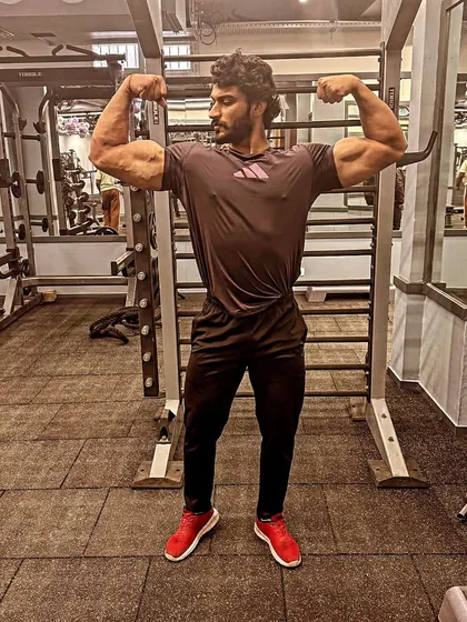 Day 76 of 100. Posing in the gym to see how the conditioning is coming along. The journey to the stage is a daily grind.
