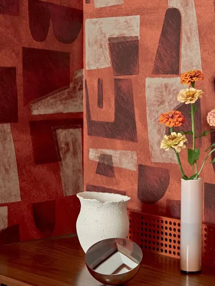 A close-up detail of the Élitis abstract wallpaper, showing the subtle texture and layered colors. This highlights the craftsmanship and artistic quality of the design.