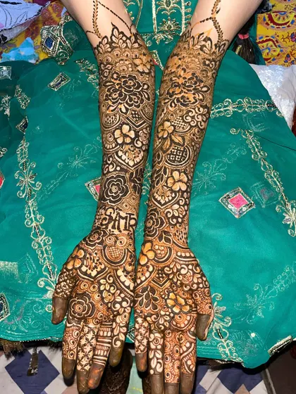 A close-up of the stunning floral and paisley patterns on bride Ayesha's arms.