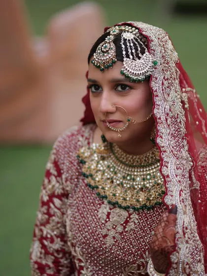 A beautiful portrait showing the traditional passa and jhoomar. The sleek hairstyle and minimal makeup ensure these stunning jewelry pieces stand out.