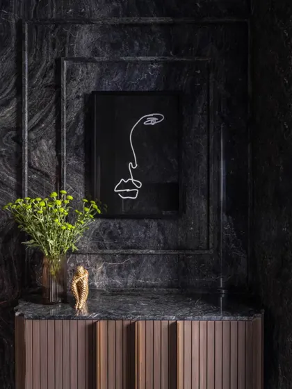An identical shot of this sassy bathroom, where the dark, rich materials create a sophisticated and intimate atmosphere.