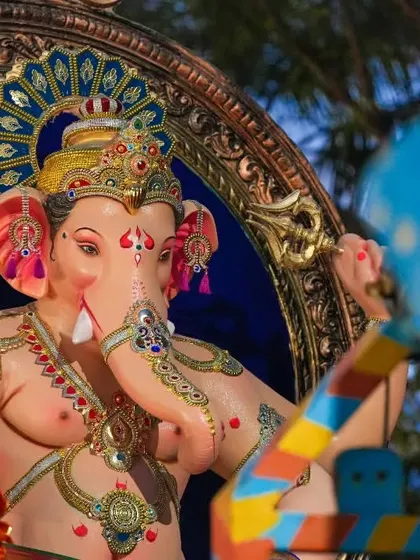 A slightly different angle of the Sanpada Cha Raja, capturing the intricate details of the crown and trunk.