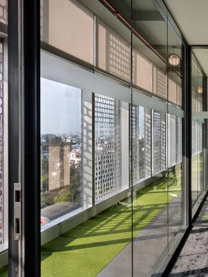 A view of the open workstation layout at the APT office, which prioritizes natural light and views. The glass partitions and low-height dividers ensure a sense of openness and connectivity, fostering a collaborative atmosphere while maintaining individual focus.