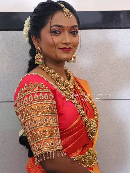 This bride looks stunning in a complete antique-finish bridal set. You can see the intricate details on the necklace, the matching jhumkas, and the maang tikka.
