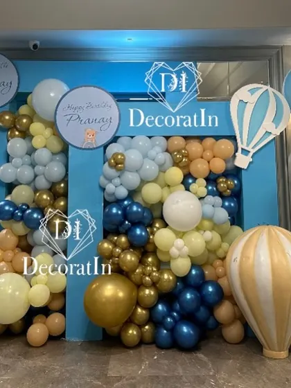 A duplicate of ID 307, showcasing the hot air balloon themed photo backdrop.