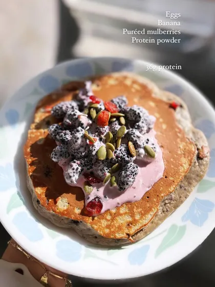 Protein pancakes are a staple in my diet. The base is simple: egg whites, banana, and protein powder. I switch up the toppings with Greek yogurt, fresh fruit like berries or mulberries, and nuts for a delicious and filling meal that packs 30-40g of protein.
