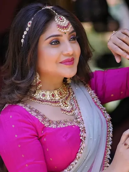 A lovely portrait that showcases her happiness and the elegance of the jewellery. The right accessories can truly elevate any outfit.