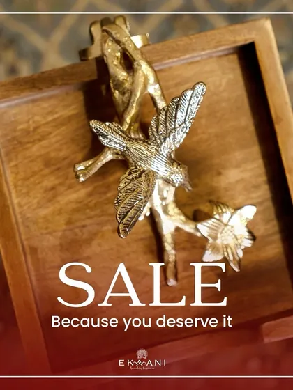 A wooden napkin holder with a golden bird motif, a perfect example of how I blend natural materials with luxurious accents. This piece is a small but elegant detail for a sophisticated table setting.
