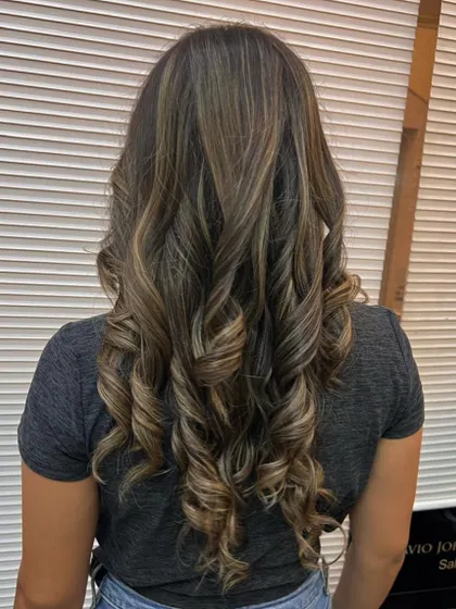 We love cool tones at SJP. This long hair is styled in beautiful curls to show off the cool blonde highlights and expert blending.