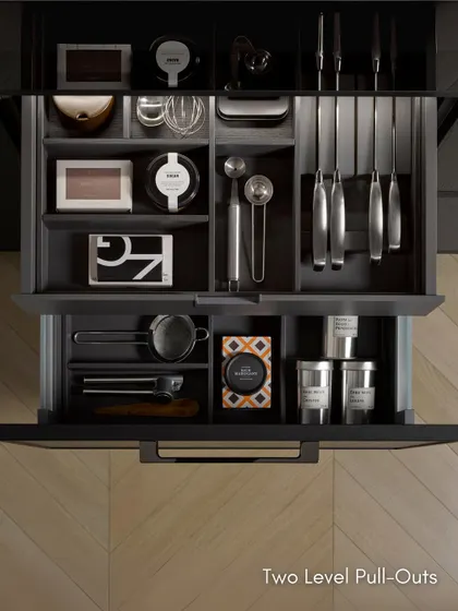 Our two-level pull-out drawers with custom organizers for cutlery and utensils. This system makes the most of drawer depth and keeps everything perfectly arranged.