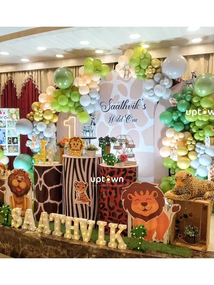 A wide shot of the jungle theme, showing the full balloon arch and stage arrangement.