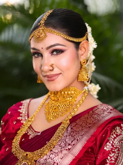 I love creating timeless South Indian bridal looks. Here, the focus was on bold, defined eyes and a luminous skin finish to complement the magnificent temple jewelry and rich red Kanjivaram saree. This look is a celebration of tradition with a touch of modern elegance.