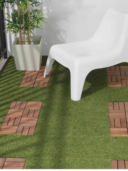 WPC tiles can be combined with artificial grass to create interesting patterns and define different zones on your balcony, like this seating area.