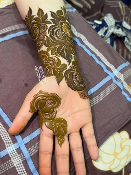 A simple and elegant rose design on the palm. This is a lovely choice for a small, personal occasion.