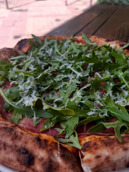 Hot from the oven, our Prosciutto di Parma e Rucola is made for slow moments and good company.