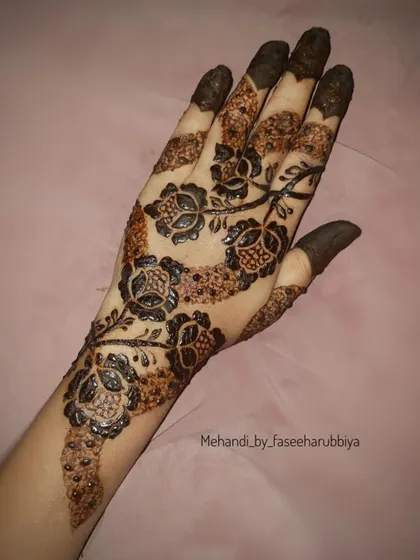 A Khafif henna design, which is a style known for its delicate vines and spaced-out floral motifs.