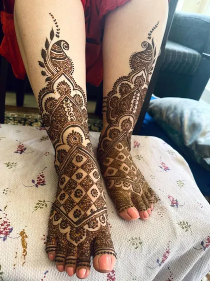 A duplicate of 274, highlighting the clean lines and bold patterns of this bridal foot henna.