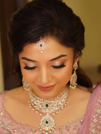 A soft yet stunning look with shimmering rose-gold eyes. The glittery eyelids add just the right touch of sparkle, creating an ethereal and romantic bridal glow.